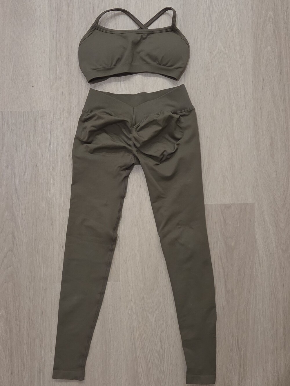 V Scrunch Leggings & Sports Bra Set In Olive